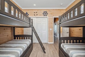 4 bedrooms, iron/ironing board, travel cot, Internet