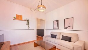 Una sala de estar moderna con un sofá, una mesa de centro y una lámpara colgante.