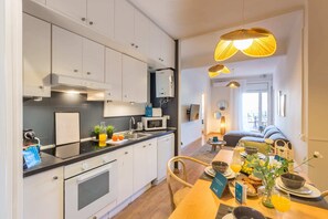 Een koelkast, een microgolfoven, een kookplaat