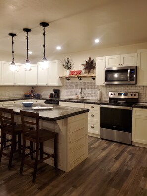 冰箱、微波炉、烤箱、炉灶