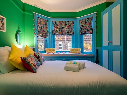 Colourful, Quirky Artist-Owned 3 Bed Next to Cafes - Pass the Keys