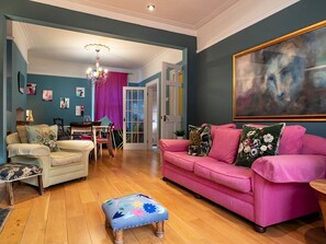 Smart TV - Colourful, Quirky Artist-Owned 3 Bed Next to Cafes - Pass the Keys (Belfast)