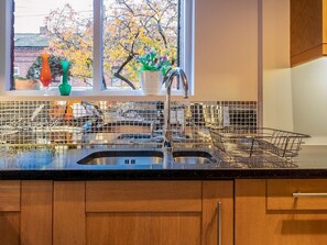 Fridge, microwave, oven, dishwasher - Colourful, Quirky Artist-Owned 3 Bed Next to Cafes - Pass the Keys (Belfast)