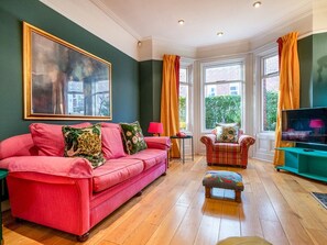 Smart TV - Colourful, Quirky Artist-Owned 3 Bed Next to Cafes - Pass the Keys (Belfast)