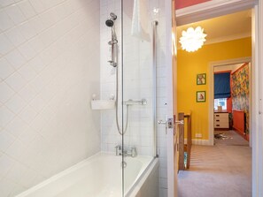 Douche, sèche-cheveux, serviettes fournies