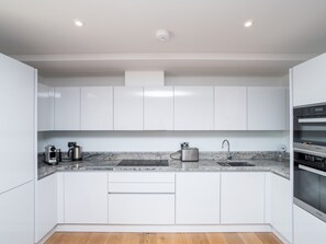 Fridge, oven, dishwasher, toaster - Quiet 1 bed central apartment with parking - Pass the Keys (Bath)