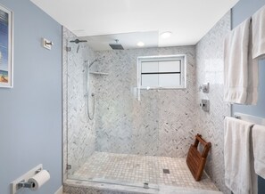 Combined shower/tub, hair dryer, towels, soap - 2 Bedroom, 2 Bath Penthouse with Panoramic Beach Views - ALL NEW! (Sarasota)