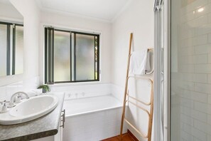 Bathtub, hair dryer, towels, shampoo - Sun-Filled Jan Juc with Ocean Views (Jan Juc)