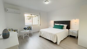 2 Schlafzimmer, Zimmersafe, Schreibtisch, Bügeleisen/Bügelbrett