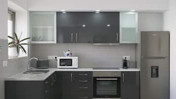 Réfrigérateur, micro-ondes, four, plaque de cuisson