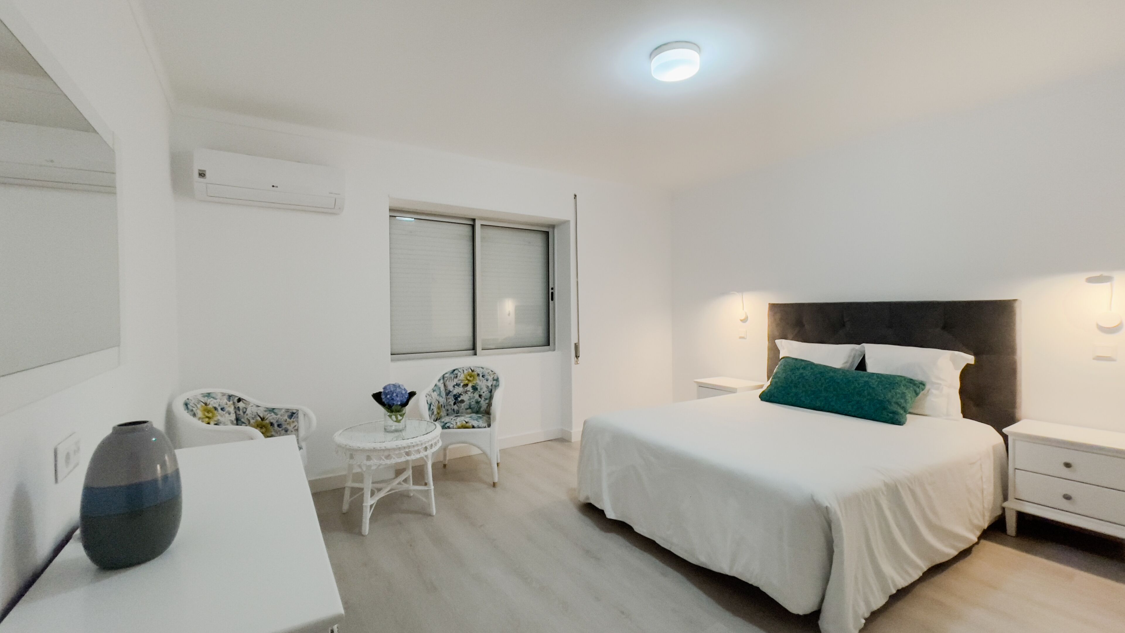 2 soveværelser, pengeskab på værelset, skrivebord, strygejern/strygebræt