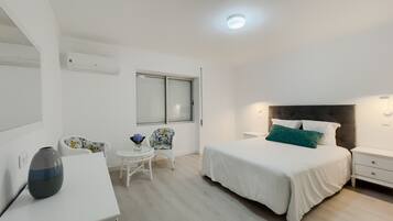 2 soveværelser, pengeskab på værelset, skrivebord, strygejern/strygebræt