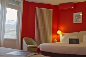 Superior kamer | Een kluis op de kamer, individueel gemeubileerd, een bureau