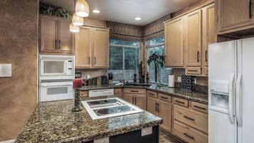 Studio (3 Bedrooms) | Property amenity