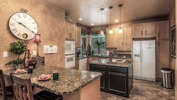 Studio (3 Bedrooms) | Property amenity