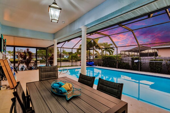 Alberca al aire libre y alberca climatizada