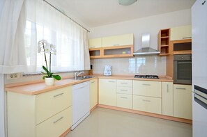 Villa | Eget kjøkken | Kjøleskap, ovn, kokeplater og oppvaskmaskin