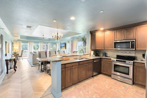 Refrigerador, microondas, horno y parrilla de estufa