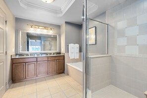 Badewanne, Haartrockner, Handtücher