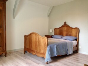 6 bedrooms, desk, iron/ironing board, free WiFi