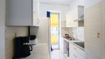 Een koelkast, een magnetron, een oven, een vaatwasser