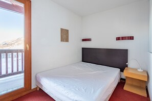 2 bedrooms, free WiFi - Le Soleil des Orres - maison pied des pistes - piscine, sauna et hammam (Les Orres)