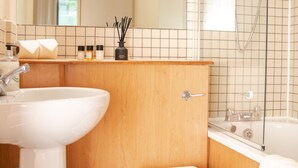 A bathroom with a sink, toilet, and bathtub. - 1-bed Apartment in City of London (London)
