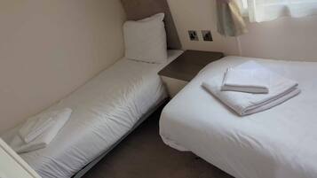 2 bedrooms, internet, bed sheets