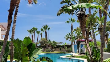 Una piscina al aire libre