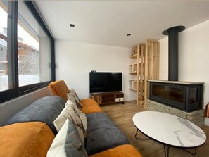 Smart TV, fireplace