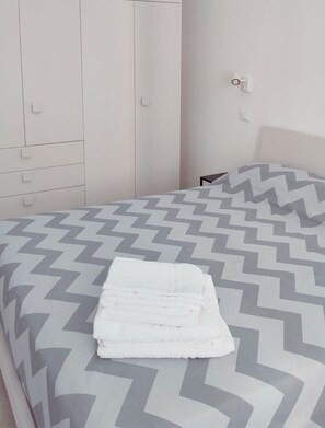 2 bedrooms, desk, free WiFi, bed sheets - City center apartment with lift (Loano)
