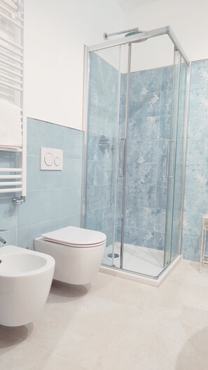 Douche, sèche-cheveux, bidet, savon