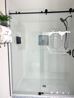 Dusche, Haartrockner, Handtücher, Seife