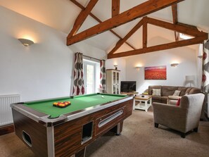 Cottage | Woonruimte | Een televisie