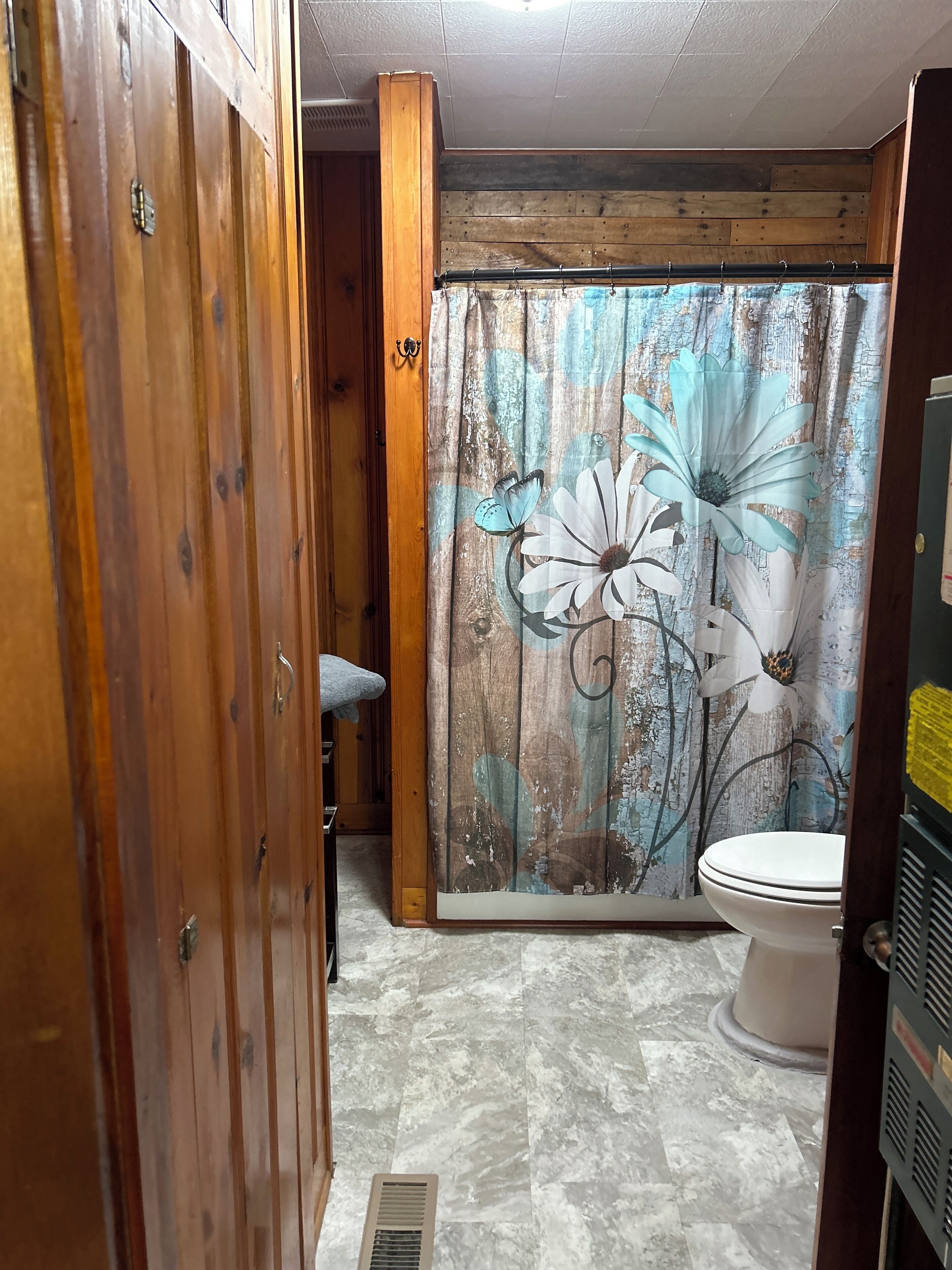 Duschwanne, Handtücher, Seife, Toilettenpapier