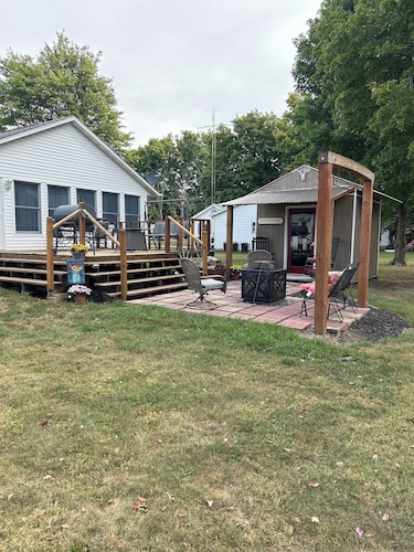 Cozy little house in town with country view on backdeck.