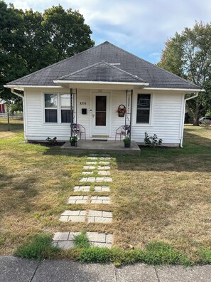 Exterior - Cozy little house in town with country view on backdeck. (Waverly)