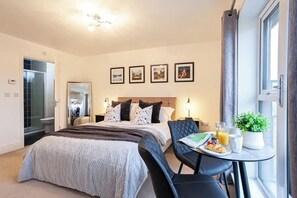 4 chambres, fer et planche à repasser, Wi-Fi, draps fournis