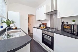 冰箱、微波炉、烤箱、炉灶