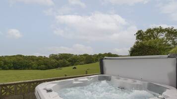 Cottage | Outdoor spa tub