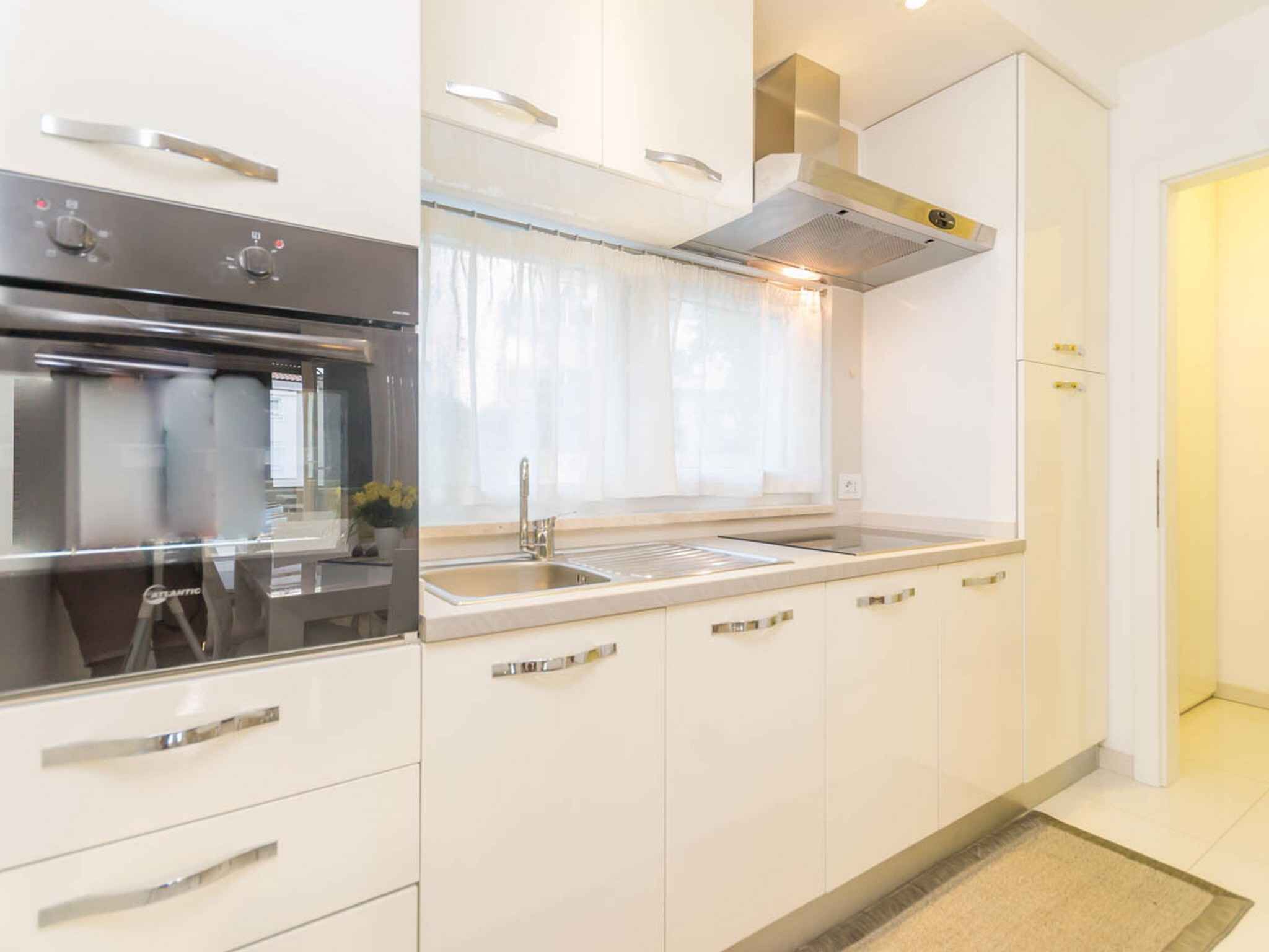 Fridge, oven, stovetop, coffee/tea maker