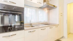 Coffee/tea maker, fridge, oven, stovetop - Holiday apartment with garage (Njivice)