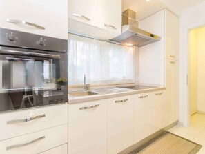 Fridge, oven, stovetop, coffee/tea maker