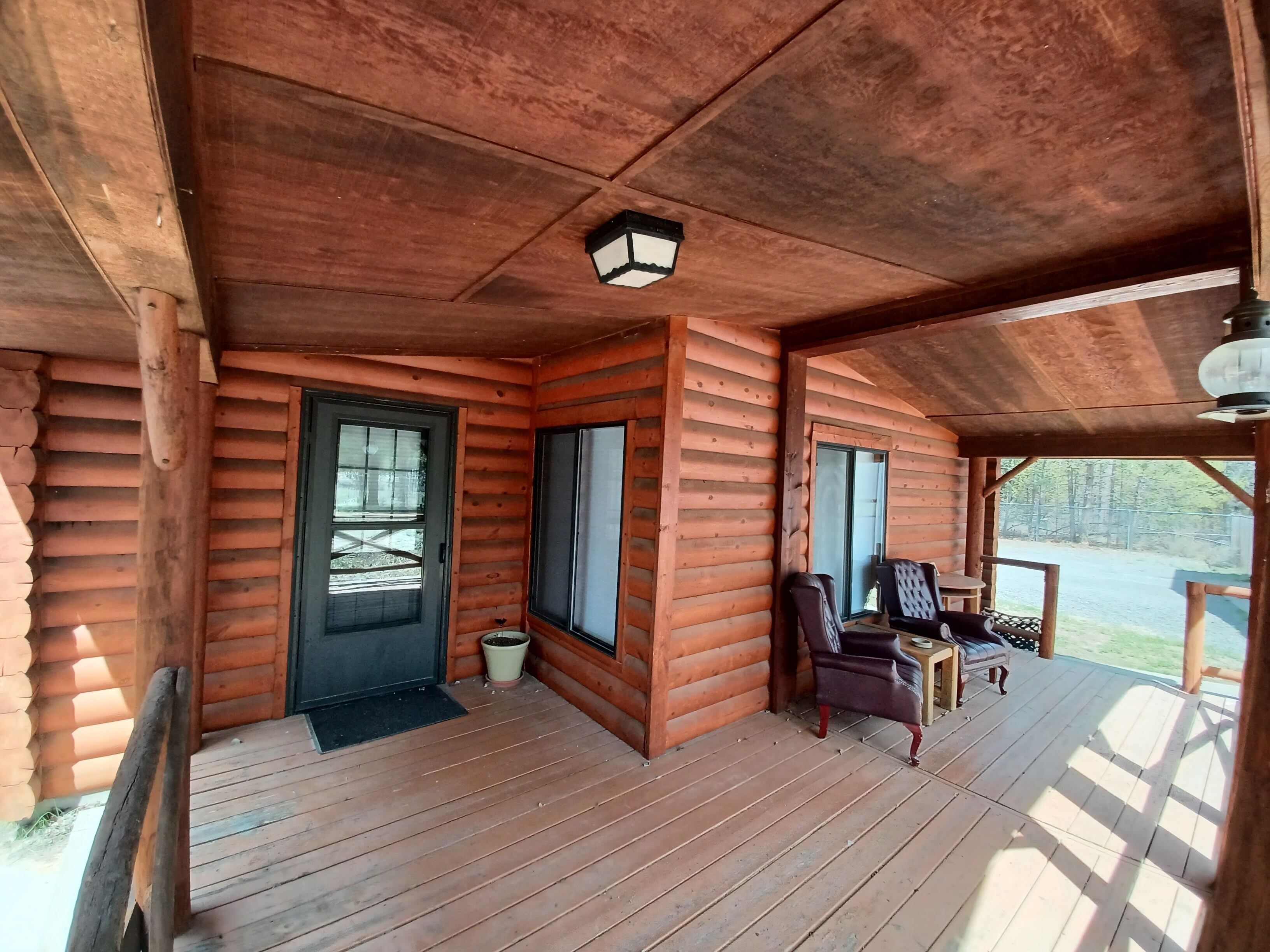 Beautiful cabin on wildlife trail boundary. Fenced , 30 minutes from Bachelor. 