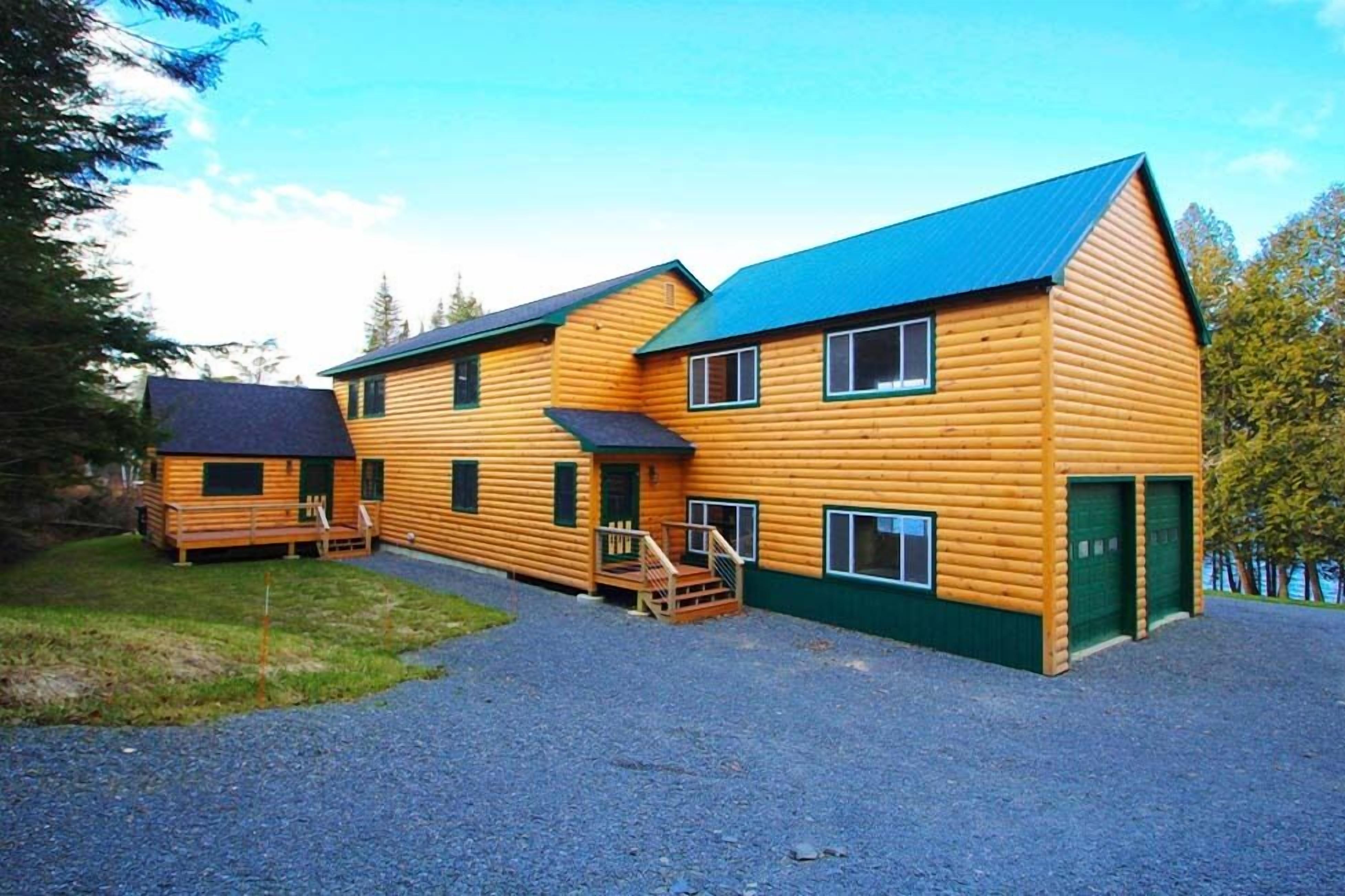 Dodge Lodge - Newly renovated home right on Dodge Pond