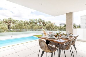 Outdoor dining - Casa Maragem - New 3 bedroom apartment with garden and private pool (Portimão)