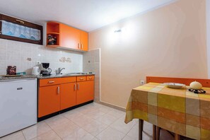 Réfrigérateur, plaque de cuisson, cafetière/bouilloire