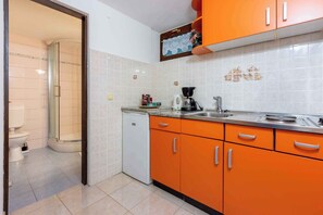 Réfrigérateur, plaque de cuisson, cafetière/bouilloire