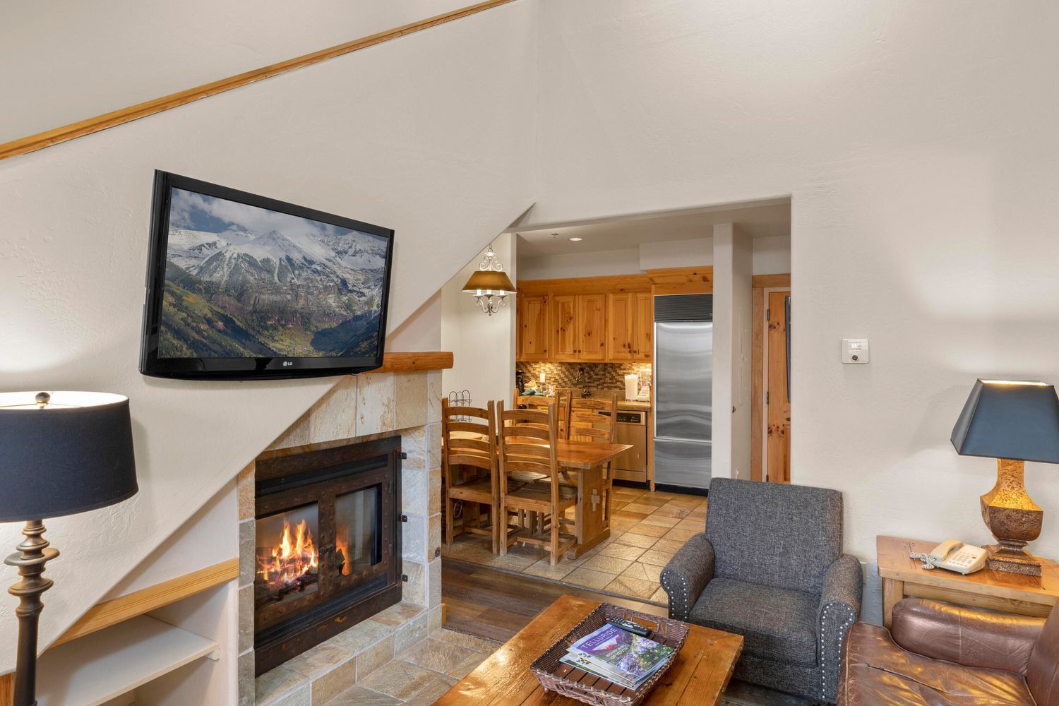 Charming Mountain Village Lodge 2-bedroom, Heated Pool, Ski In/Out!!