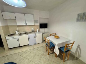 Fridge, oven, stovetop, coffee/tea maker - Holiday apartment air-conditioned with balcony (Jadranovo)